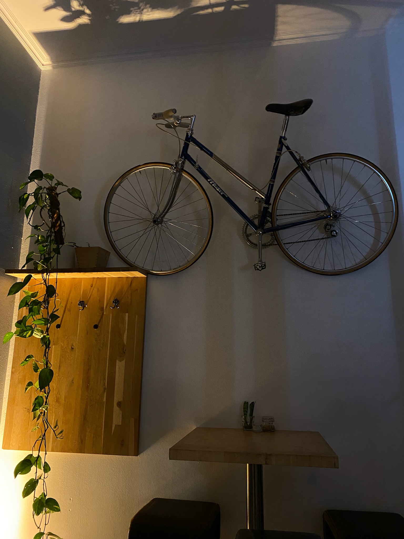 Raum rechts dunkel Rad