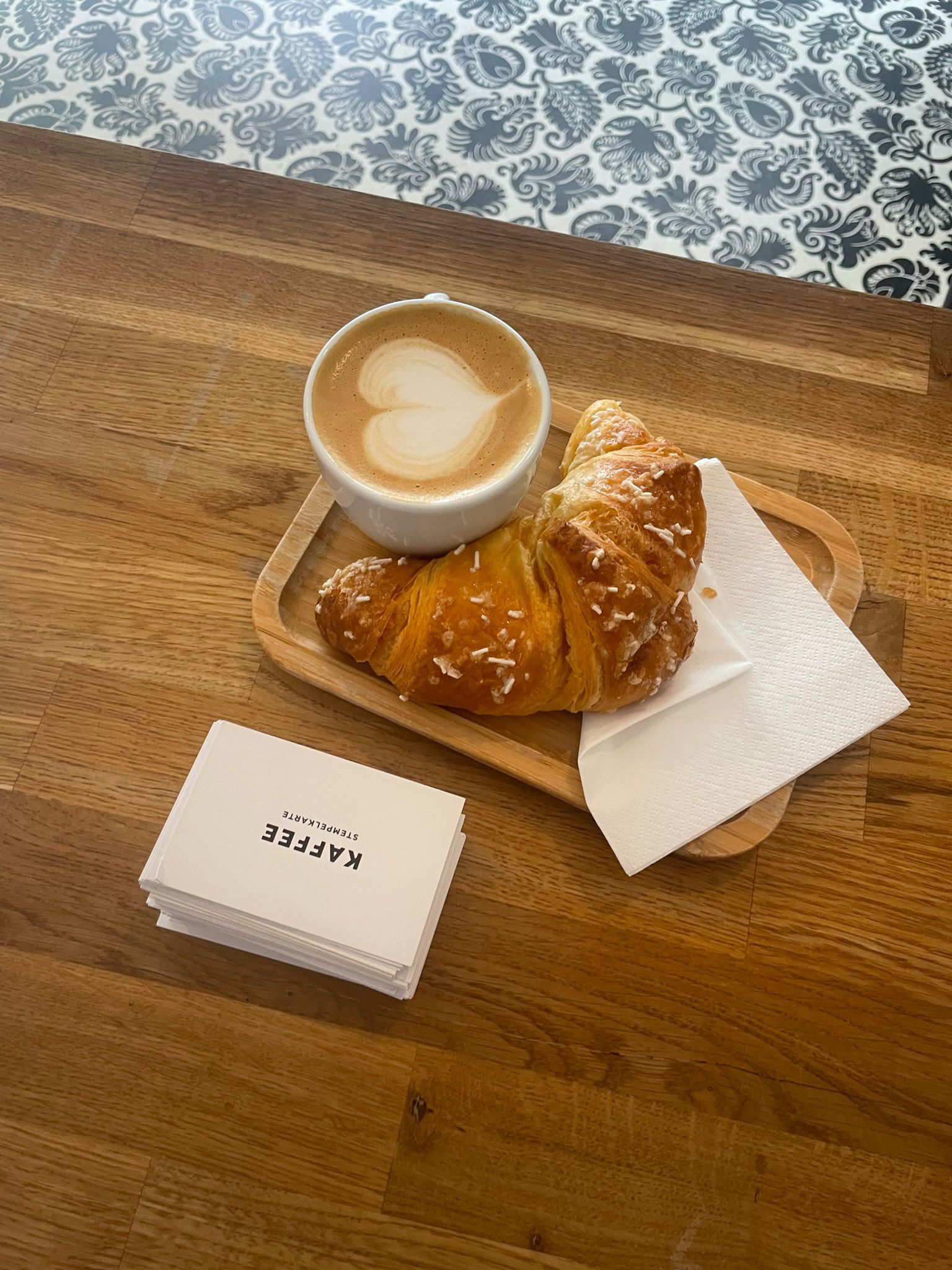 Cappuccino mit Croissant