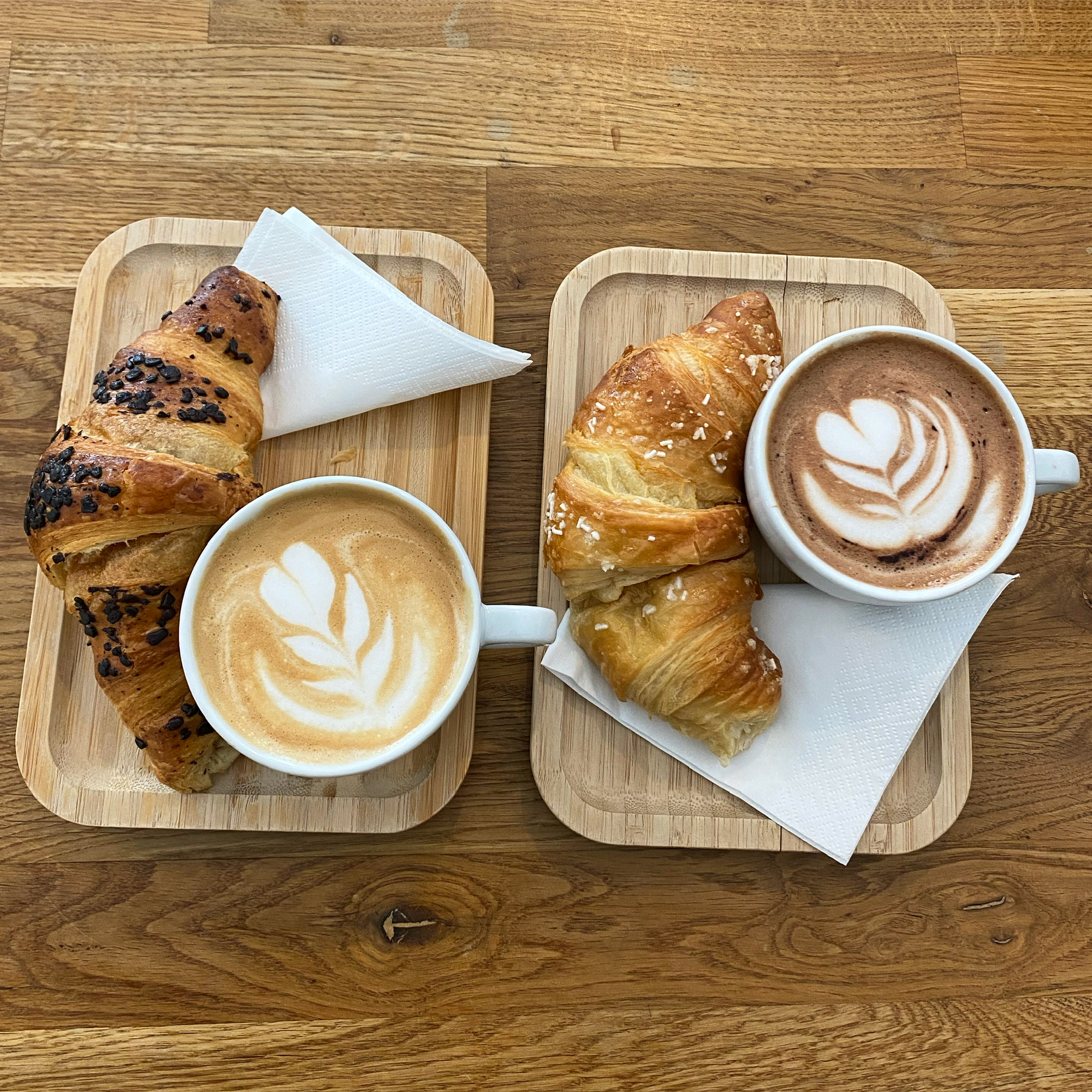 Cappuccino mit Croissant