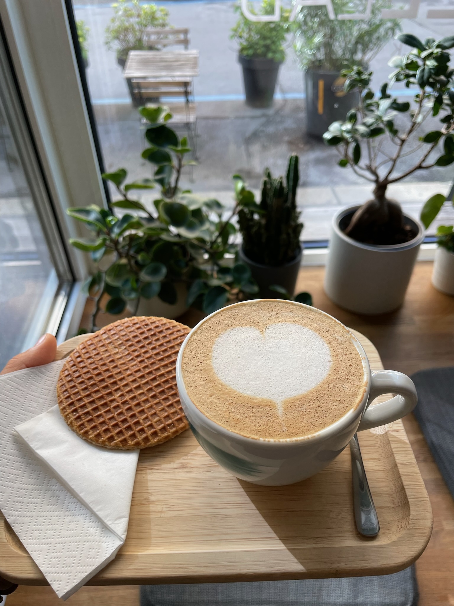 Cappuccino mit Waffel